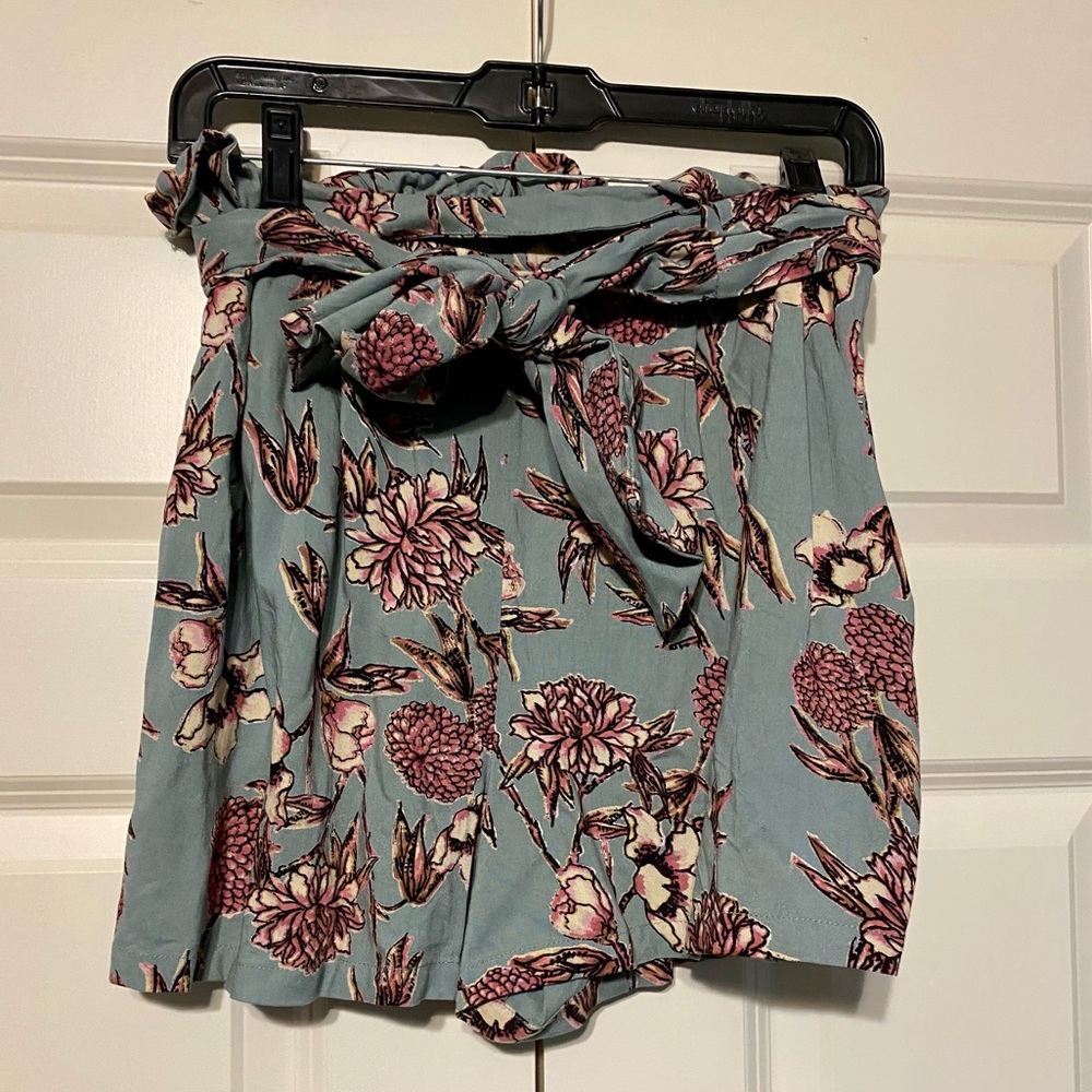 Floral lightweight elastic shorts with tie